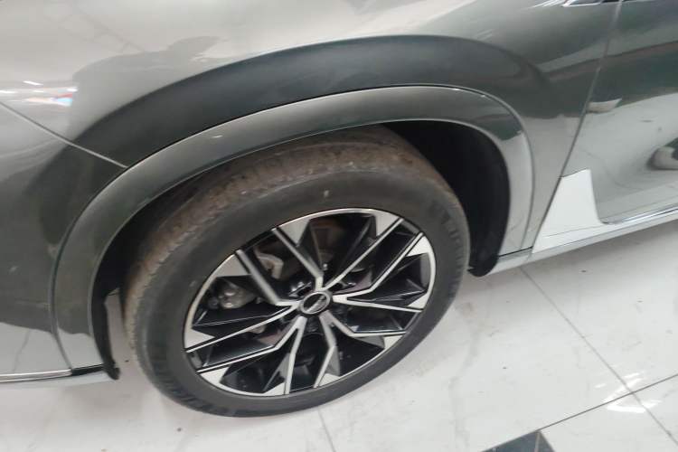 Used Roewe RX9 2023 2.0T Two-Wheel Drive Enjoyment Version Left Front Wheel Hub