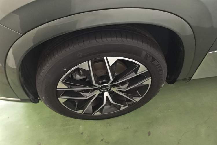 Used Roewe RX9 2023 2.0T Two-Wheel Drive Enjoyment Version Left Front Wheel Hub