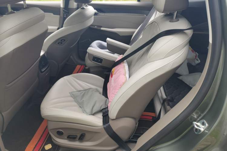 Used Roewe RX9 2023 2.0T Two-Wheel Drive Enjoyment Version Left Rear Seat