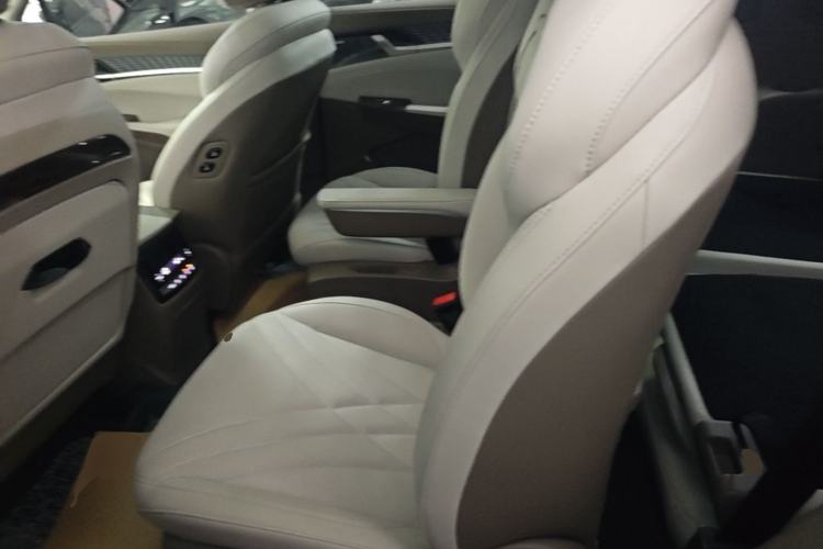 Used Roewe RX9 2023 2.0T Two-Wheel Drive Enjoyment Version Left Rear Seat