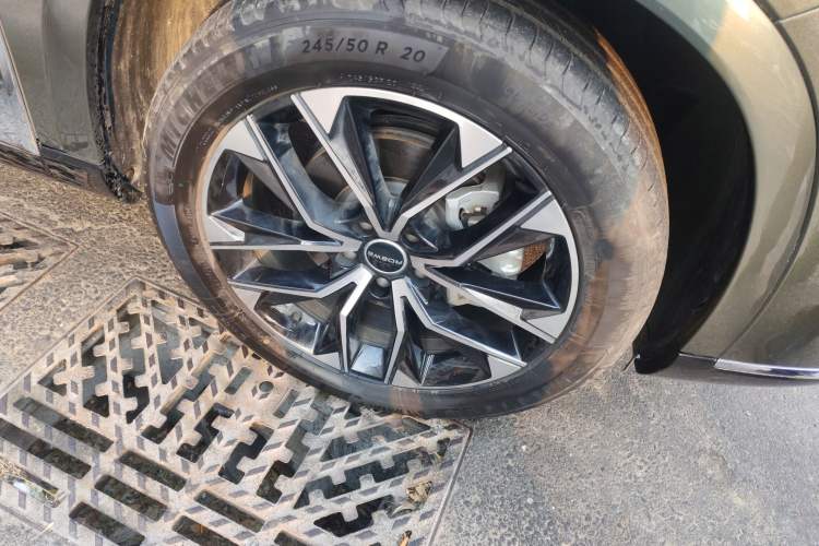 Used Roewe RX9 2023 2.0T Two-Wheel Drive Enjoyment Version Right Front Wheel Hub