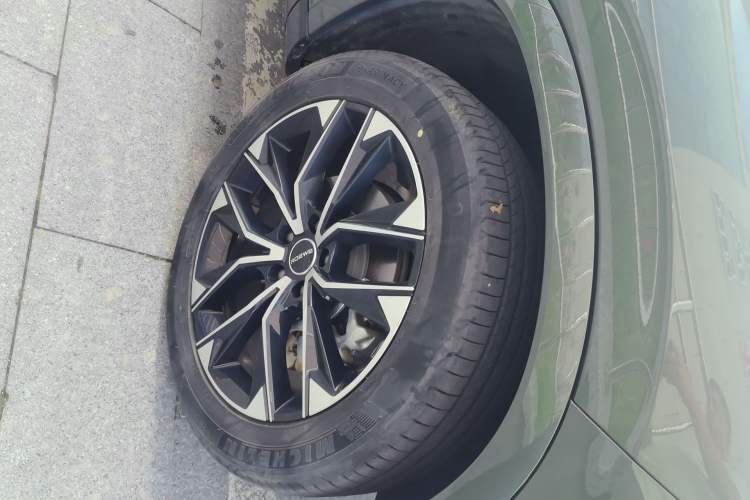 Used Roewe RX9 2023 2.0T Two-Wheel Drive Enjoyment Version Right Front Wheel Hub