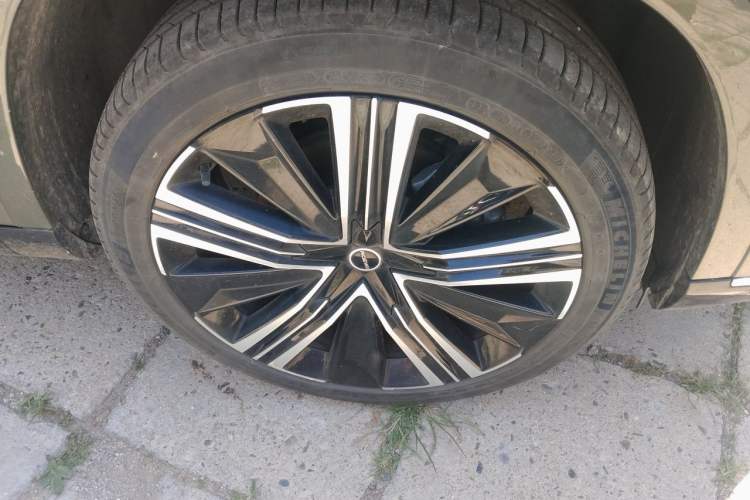 Used Roewe RX9 2023 2.0T Four-Wheel Drive Luxury Edition Right Front Wheel Hub