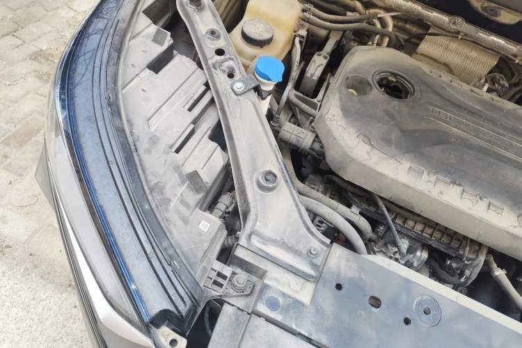 Used Roewe RX9 2023 2.0T Four-Wheel Drive Luxury Edition Engine Bay Right
