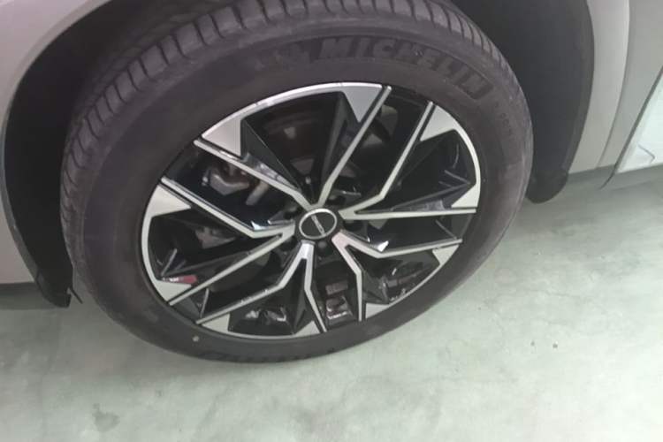 Used Roewe RX9 2023 2.0T Two-Wheel Drive Enjoyment Version Left Front Wheel Hub