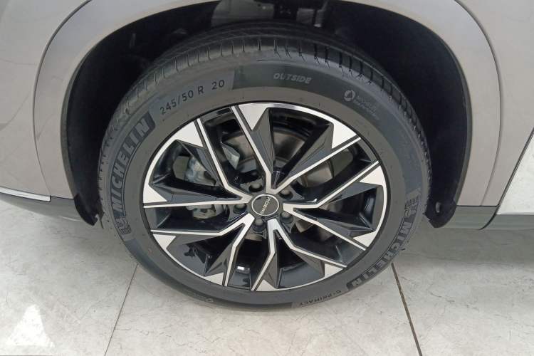 Used Roewe RX9 2023 2.0T Two-Wheel Drive Enjoyment Version Left Front Wheel Hub