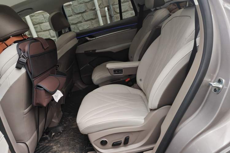 Used Roewe RX9 2023 2.0T Two-Wheel Drive Enjoyment Version Left Rear Seat