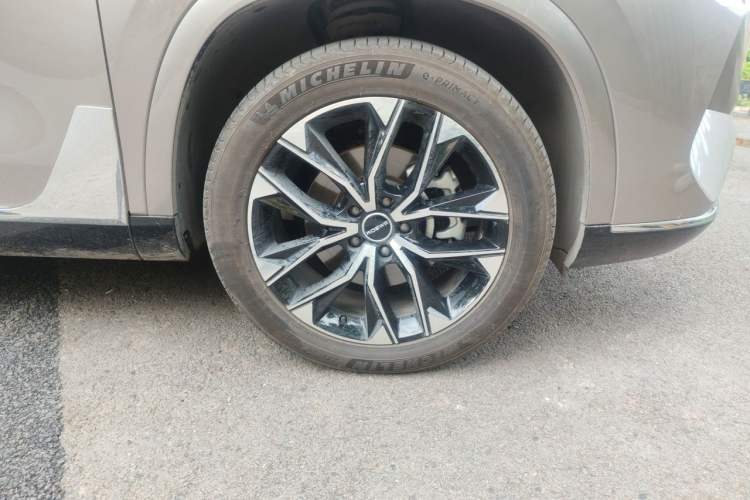 Used Roewe RX9 2023 2.0T Two-Wheel Drive Enjoyment Version Right Front Wheel Hub