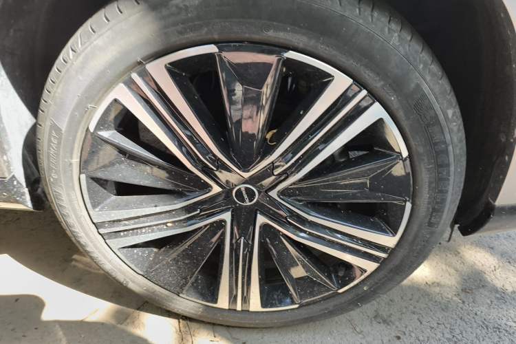 Used Roewe RX9 2023 2.0T Four-Wheel Drive Luxury Edition Right Front Wheel Hub