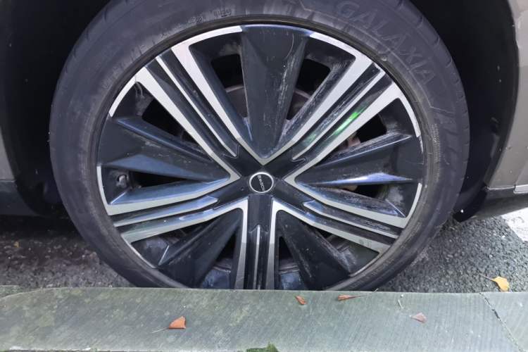Used Roewe RX9 2023 2.0T All-Wheel-Drive Luxury Edition Right Front Wheel Hub