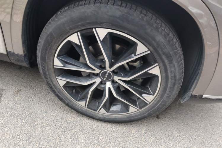 Used Roewe RX9 2023 2.0T Two-Wheel Drive Enjoyment Version Right Front Wheel Hub