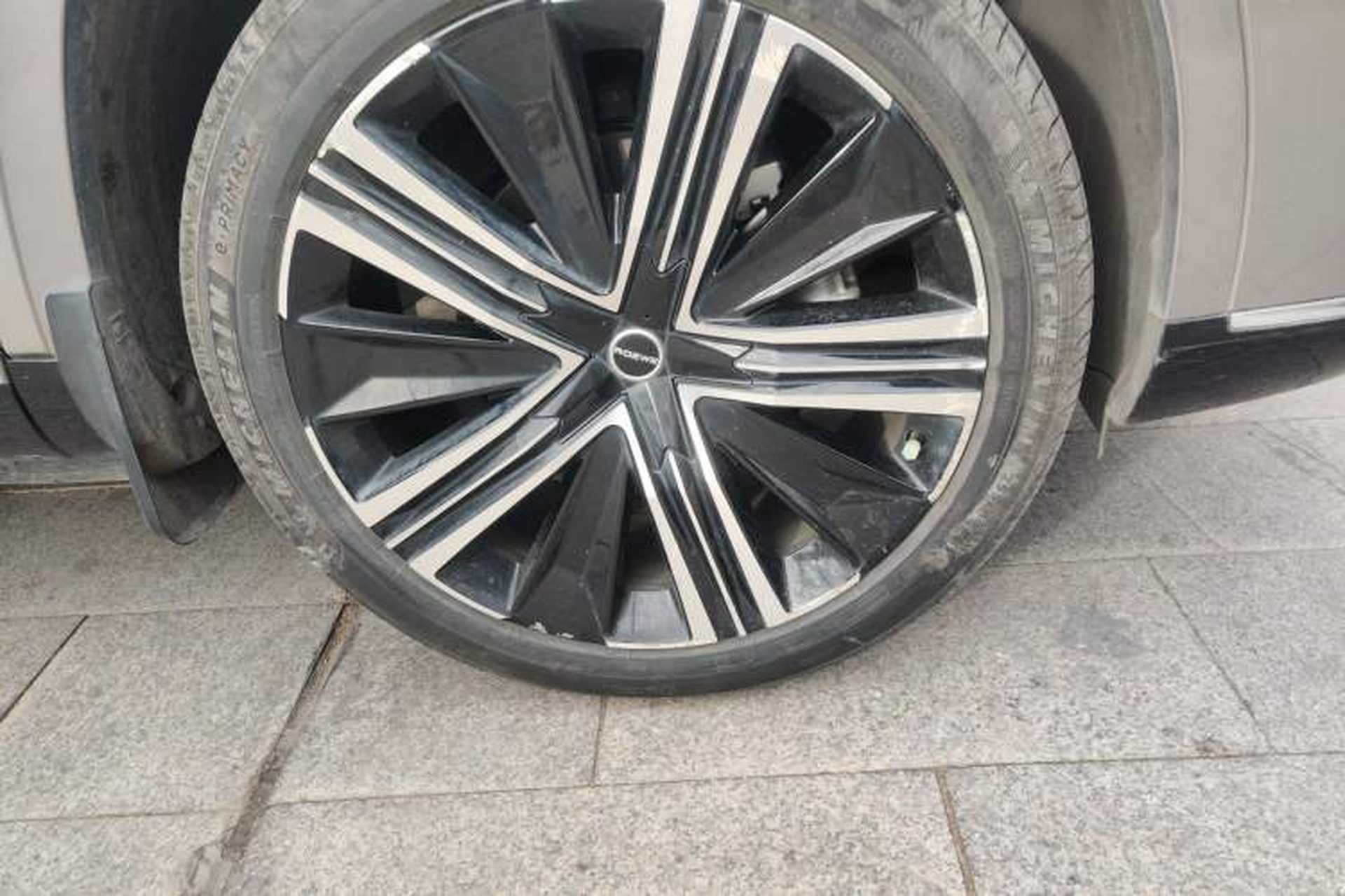 Used Roewe RX9 2023 2.0T Four-Wheel Drive Luxury Edition Right Front Wheel Hub