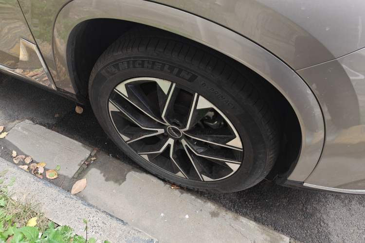 Used Roewe RX9 2023 2.0T Two-Wheel Drive Enjoyment Version Right Front Wheel Hub