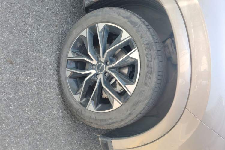 Used Roewe RX9 2023 2.0T Two-Wheel Drive Enjoyment Version Right Front Wheel Hub