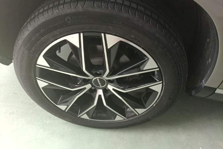 Used Roewe RX9 2023 2.0T Two-Wheel Drive Enjoyment Version Right Rear Wheel Hub