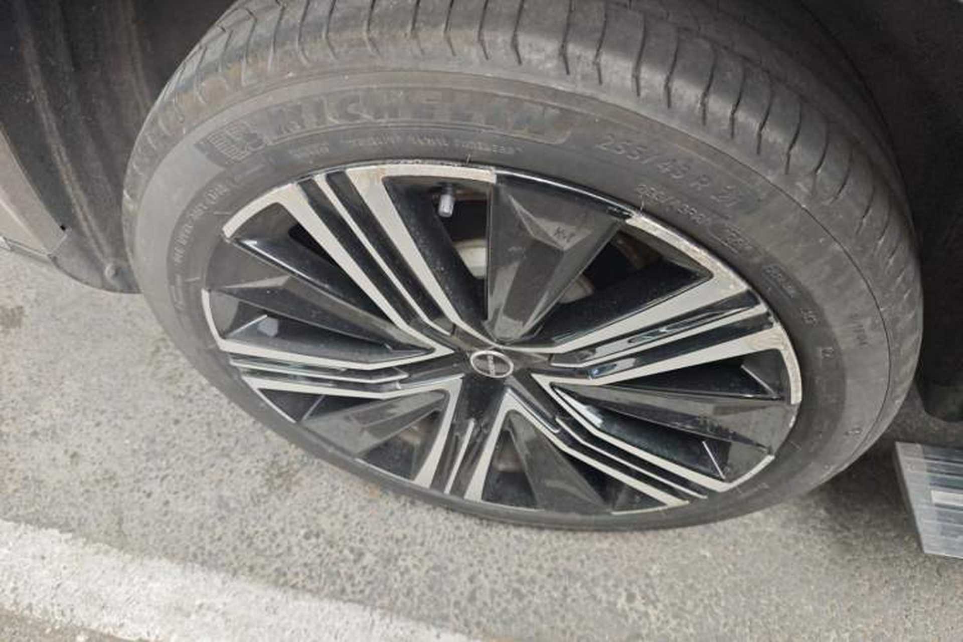 Used Roewe RX9 2023 2.0T Four-Wheel Drive Luxury Edition Right Rear Wheel Hub