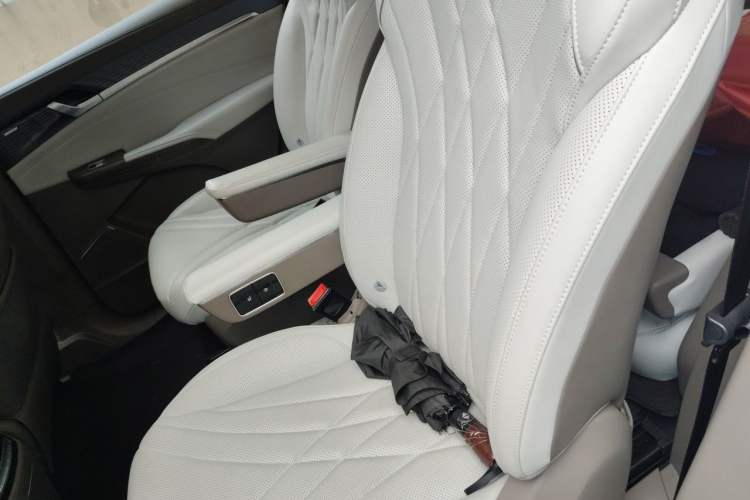 Used Roewe RX9 2023 2.0T Two-Wheel Drive Enjoyment Version Left Rear Seat