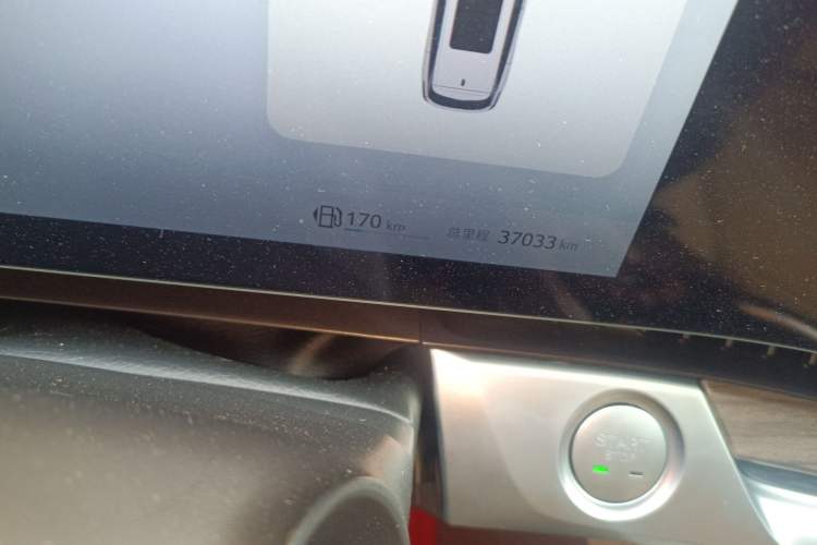 Used Roewe RX9 2023 2.0T Four-Wheel Drive Luxury Edition Odometer Close Up