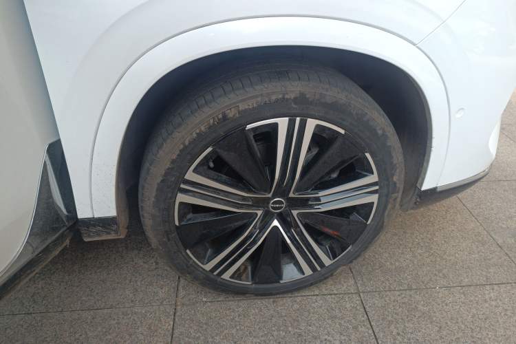 Used Roewe RX9 2023 2.0T Four-Wheel Drive Luxury Edition Right Front Wheel Hub