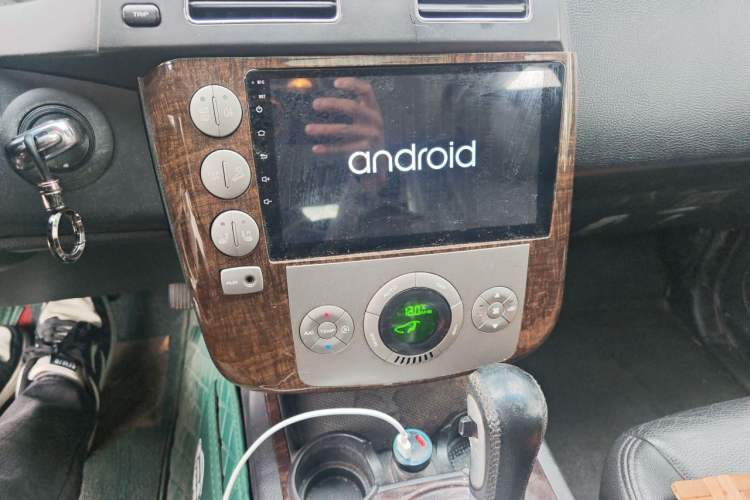 Used Roewe W5 2011 1.8T 4WD Automatic High-Rise Edition Audio And AC Panel
