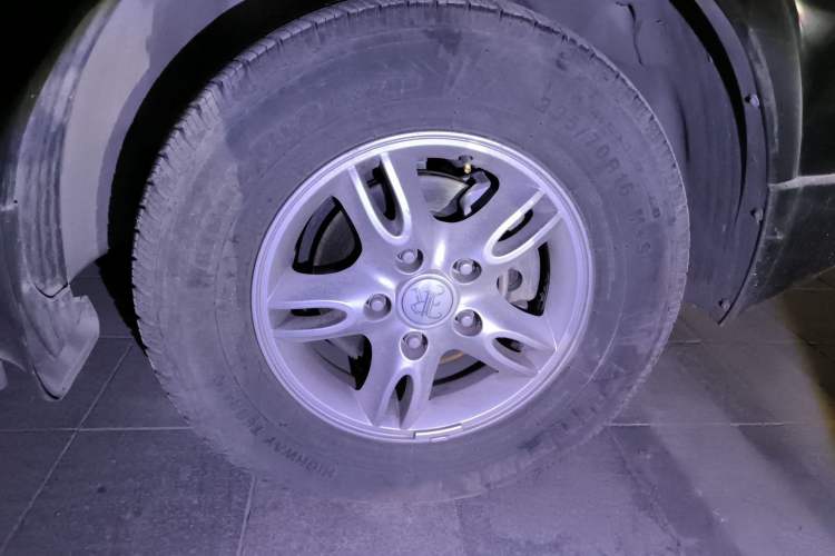 Used Roewe W5 2011 1.8T 2WD Automatic Trend Edition Right Front Wheel Hub