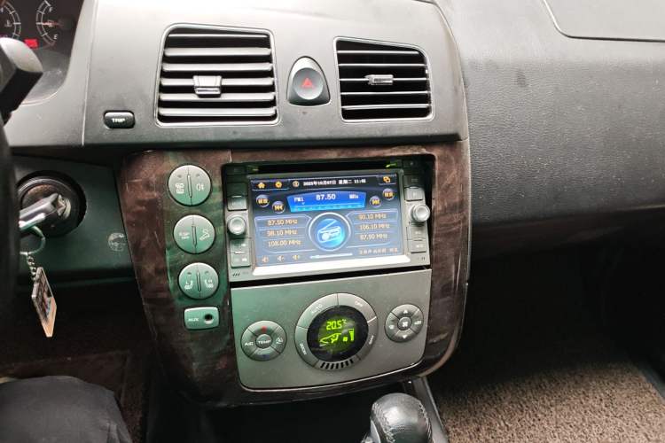 Used Roewe W5 2011 1.8T 4WD Automatic High-Rise Edition Audio And AC Panel