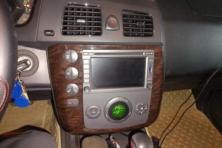 Used Roewe W5 2011 1.8T 4WD Automatic High-Rise Edition Audio And AC Panel