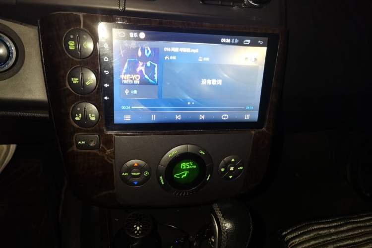 Used Roewe W5 2013 1.8T 4WD Automatic High-End Model Audio And AC Panel