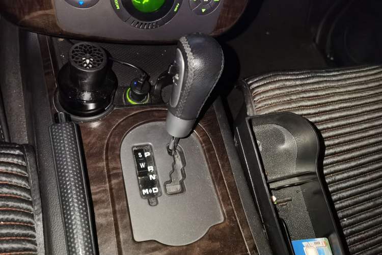 Used Roewe W5 2013 1.8T 4WD Automatic High-End Model Gear Lever