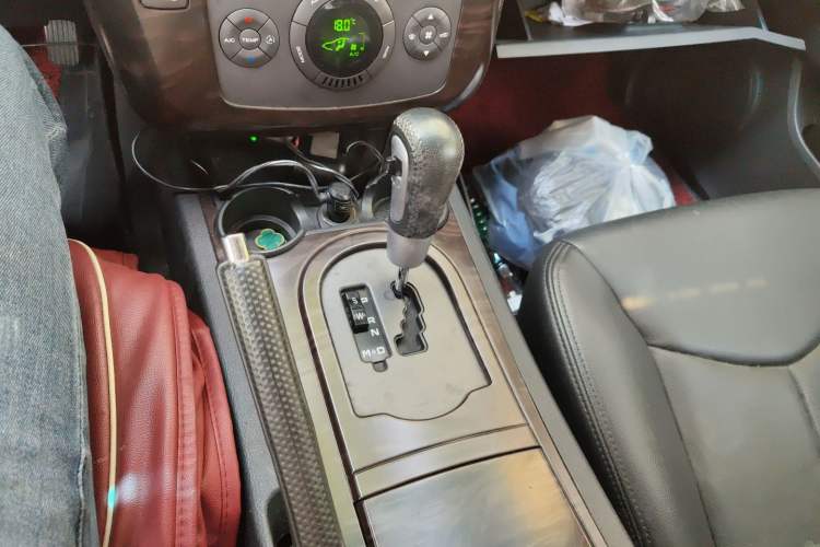 Used Roewe W5 2013 1.8T 4WD Automatic High-End Model Gear Lever