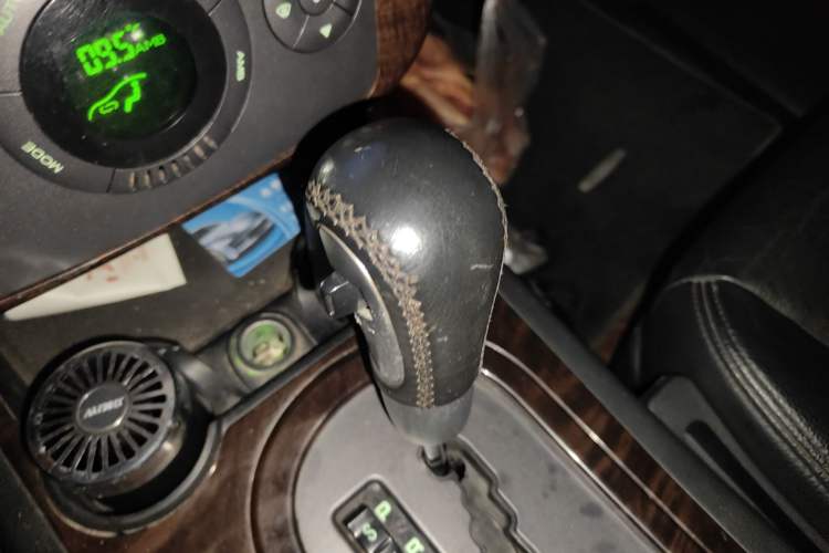 Used Roewe W5 2013 1.8T 4WD Automatic High-End Model Gear Lever