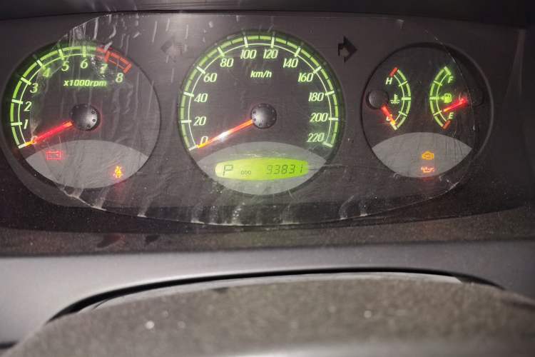 Used Roewe W5 2013 1.8T 4WD Automatic High-End Model Odometer Close Up