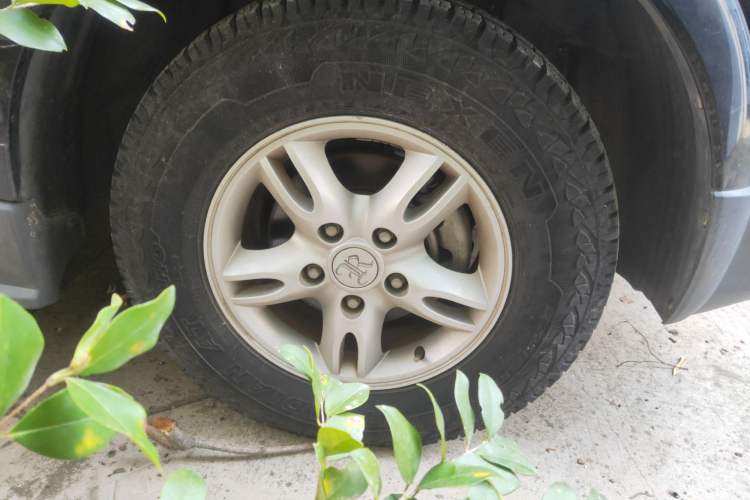 Used Roewe W5 2013 1.8T 2WD Automatic Xingyu Edition Right Front Wheel Hub