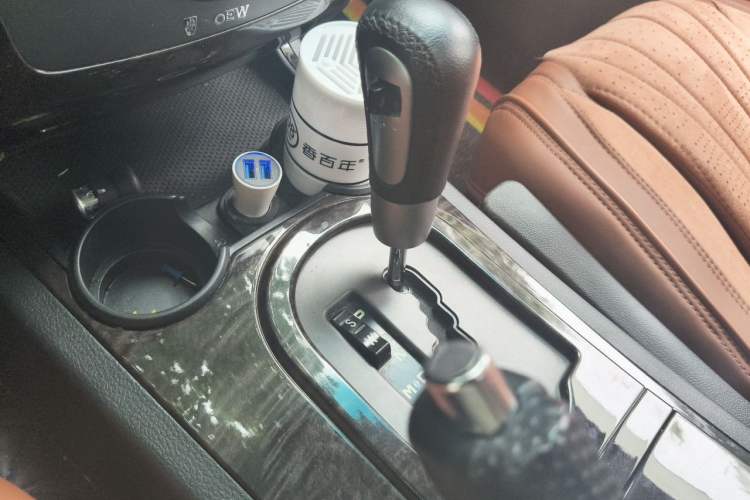 Used Roewe W5 2013 1.8T 4WD Automatic High-End Model Gear Lever