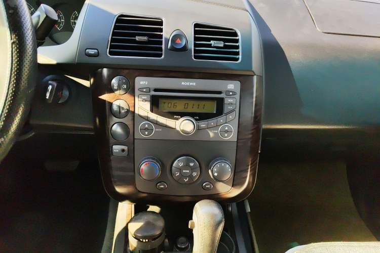 Used Roewe W5 2013 1.8T 4WD Automatic Executive Edition Audio And AC Panel