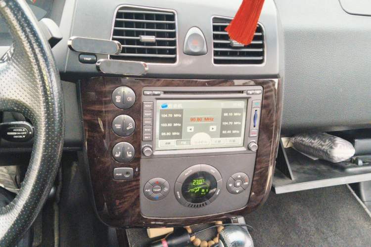 Used Roewe W5 2013 1.8T 4WD Automatic High-End Model Audio And AC Panel