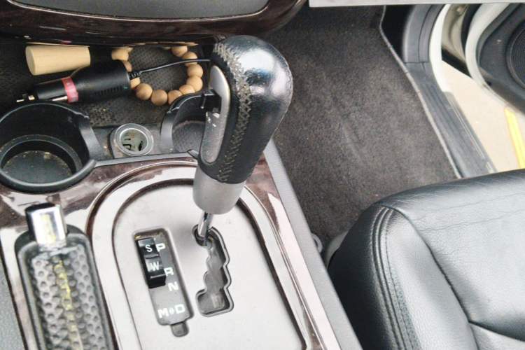 Used Roewe W5 2013 1.8T 4WD Automatic High-End Model Gear Lever