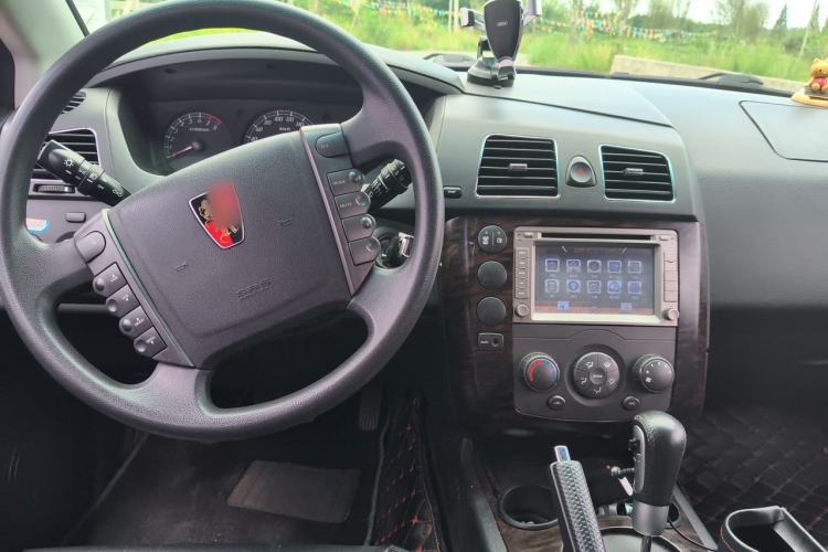 Used Roewe W5 2014 1.8T 2WD Automatic Tharu Special Edition Center Console