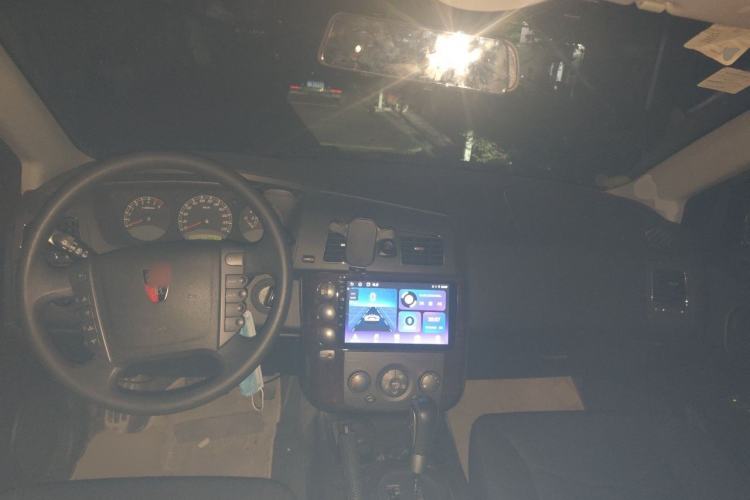 Used Roewe W5 2014 1.8T 2WD Automatic Tharu Special Edition Center Console