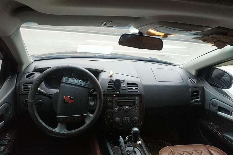 Used Roewe W5 2014 1.8T 2WD Automatic Tharu Special Edition Center Console