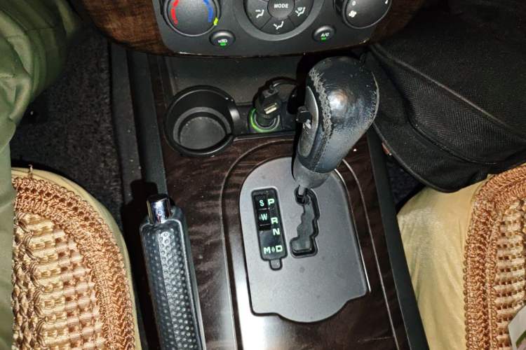Used Roewe W5 2014 1.8T 2WD Automatic Tharu Special Edition Gear Lever