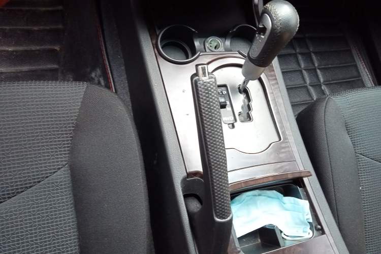 Used Roewe W5 2014 1.8T 2WD Automatic Tharu Special Edition Gear Lever