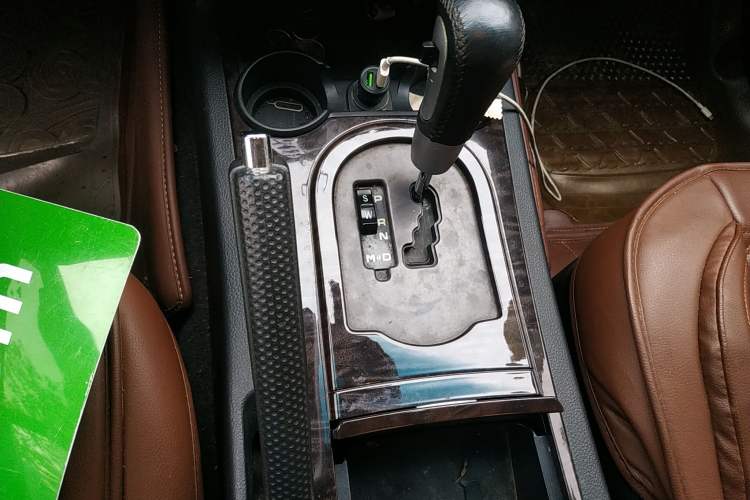 Used Roewe W5 2014 1.8T 2WD Automatic Tharu Special Edition Gear Lever