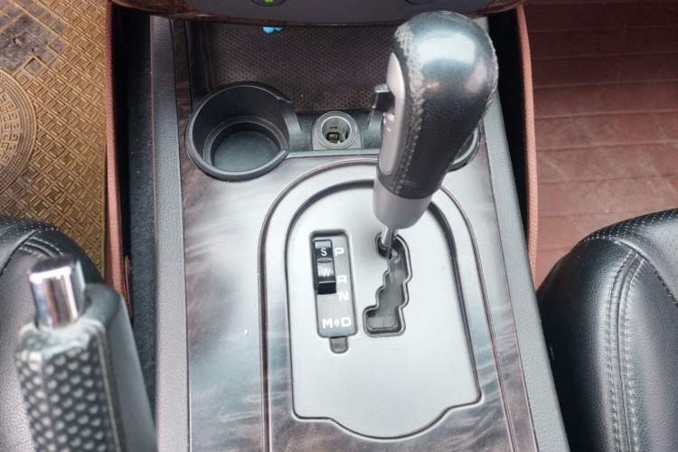 Used Roewe W5 2014 1.8T 2WD Automatic Tharu Special Edition Gear Lever