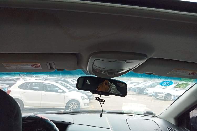 Used Roewe W5 2014 1.8T 2WD Automatic Tharu Special Edition Headliner