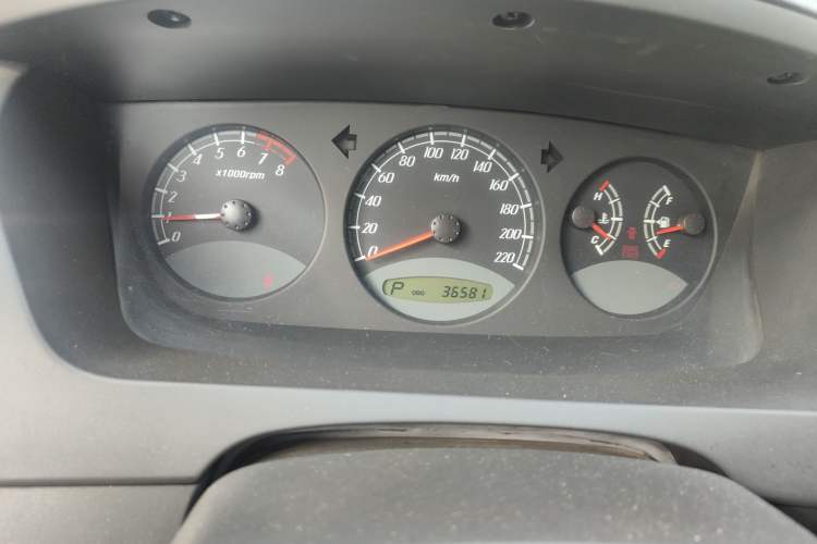 Used Roewe W5 2014 1.8T 2WD Automatic Tharu Special Edition Odometer Close Up