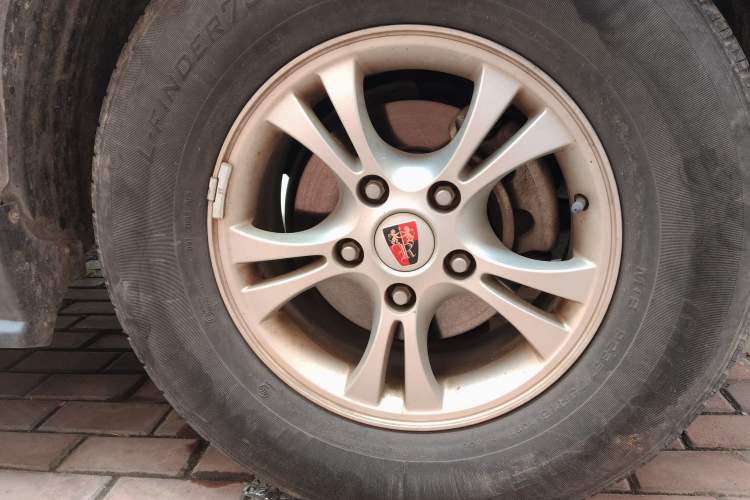 Used Roewe W5 2014 1.8T 2WD Automatic Tharu Special Edition Right Front Wheel Hub