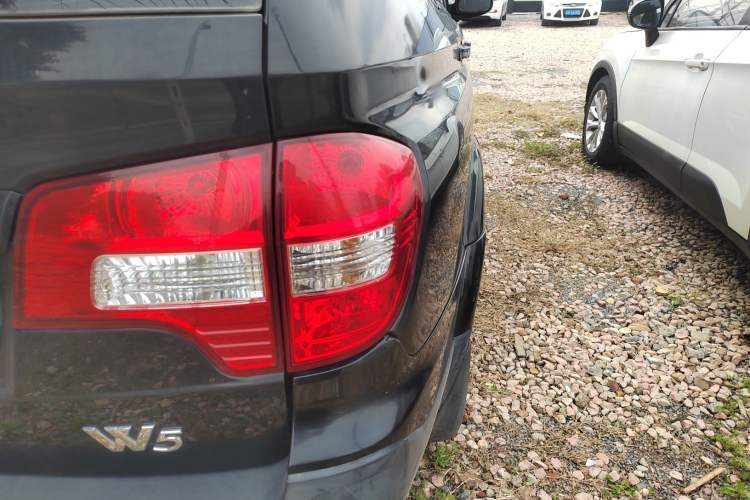 Used Roewe W5 2014 1.8T 2WD Automatic Tharu Special Edition Right Rear Taillight