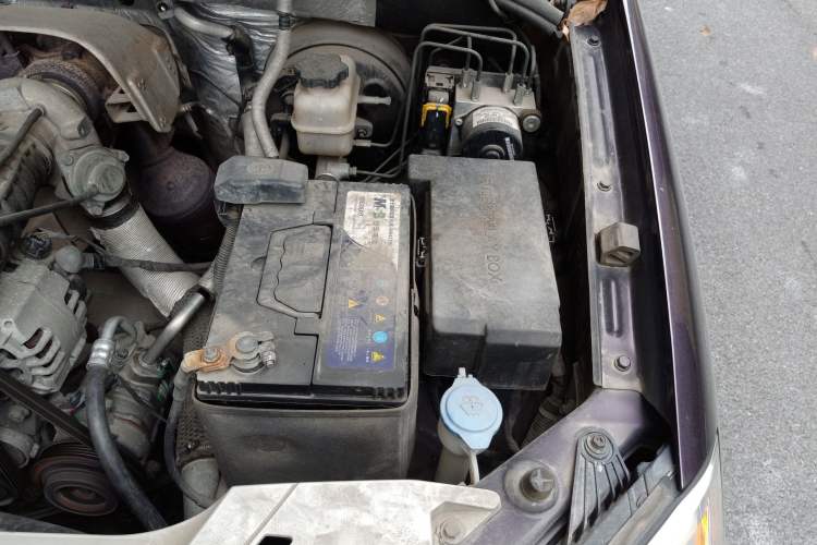 Used Roewe W5 2014 1.8T 2WD Automatic Tharu Special Edition Engine Bay Left