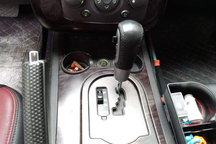 Used Roewe W5 2014 1.8T 2WD Automatic Tharu Special Edition Gear Lever